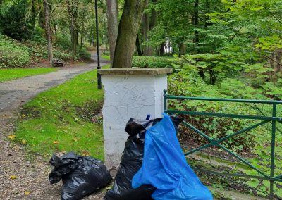 Několik pytlů s odpadky u mostíku v žateckém parku při akci Ukliďme Česko
