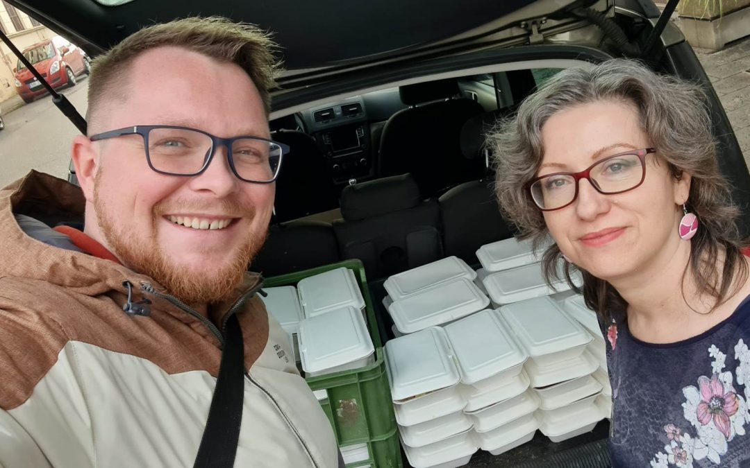 Selfie Ondřeje Marka při transportu boxů s jídlem do azylového domu.