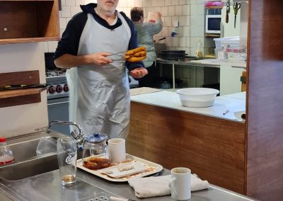 Petr Rýsler při přípravě řízků v kuchyni své restaurace v Terezíně.