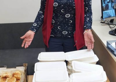 Zástupkyně azylového domu s boxy s jídlem
