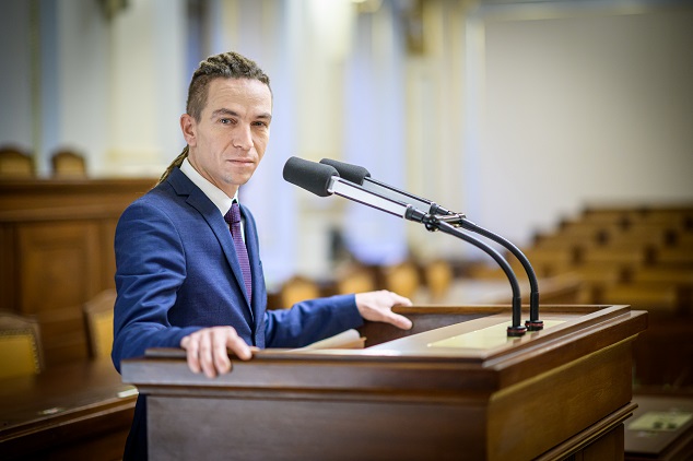Ivan Bartoš u pultíku v Parlamentu České republiky