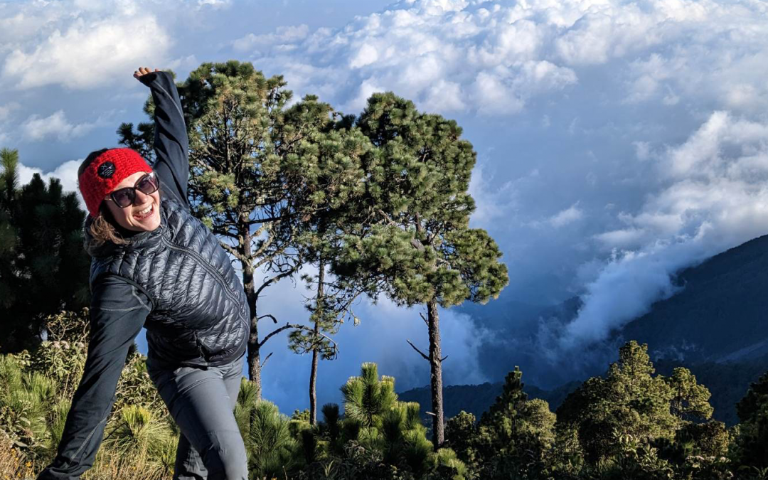 Maruška Krejčová z Roudnice nad Labem v radostném výskoku na kopci v Guatemale
